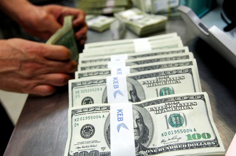 الدولار يواصل الصعود في البنوك المصرية.. الأخضر يلامس 54 جنيهًا