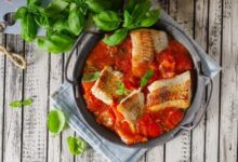 فيليه السمك الأبيض بصوص الطماطم الحارة