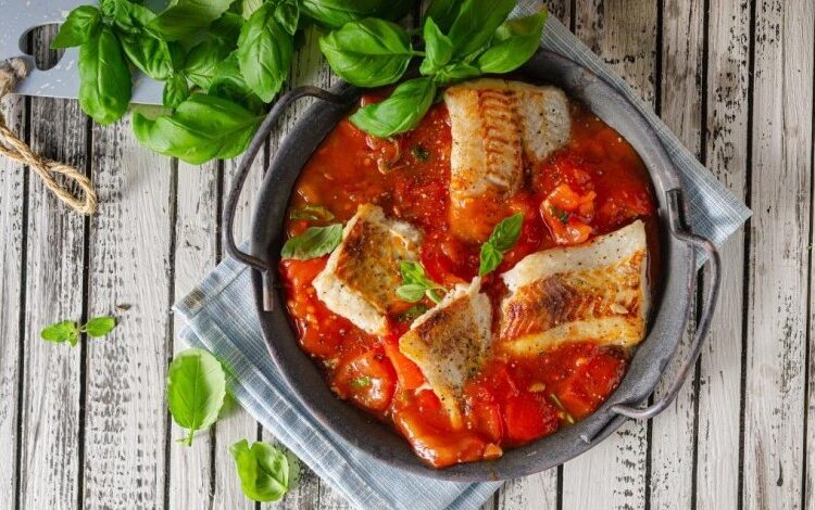 فيليه السمك الأبيض بصوص الطماطم الحارة
