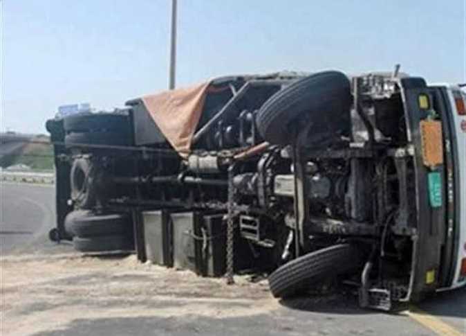 انقلاب سيارة نقل بطريق سنديون في قليوب