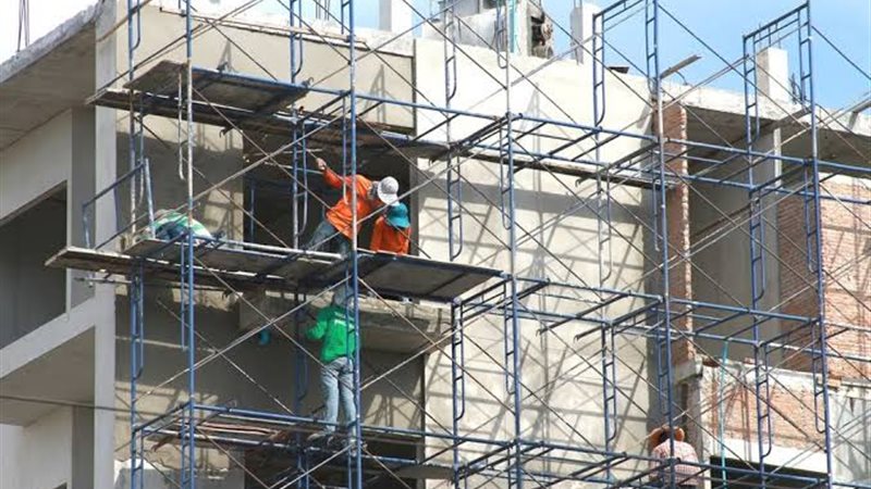 إصابة عاملين أثر سقوطهم من سقالات بناء في الدقهلية
