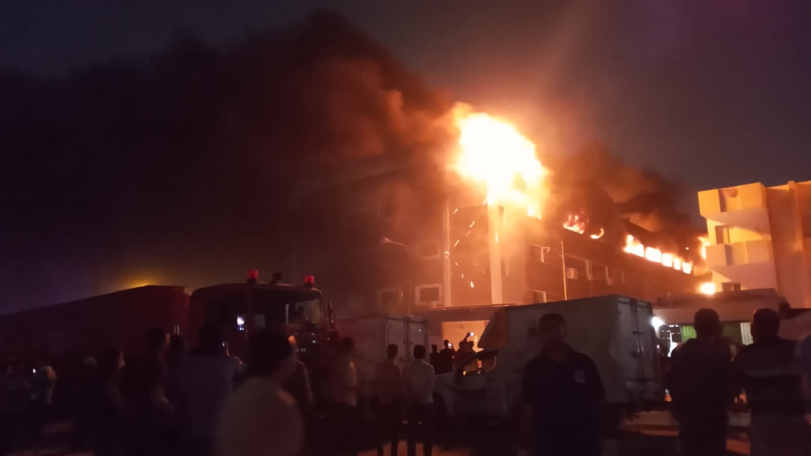 مدير أمن القليوبية يصل موقع حريق مصنع الكيماويات بالخانكة.. والنيران تحاصر المنطقة