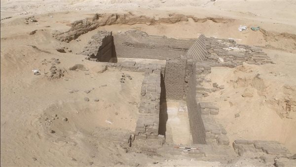 العثور على مقبرتين من العصر العتيق ودفنات تعود إلى ما قبل الأسرات