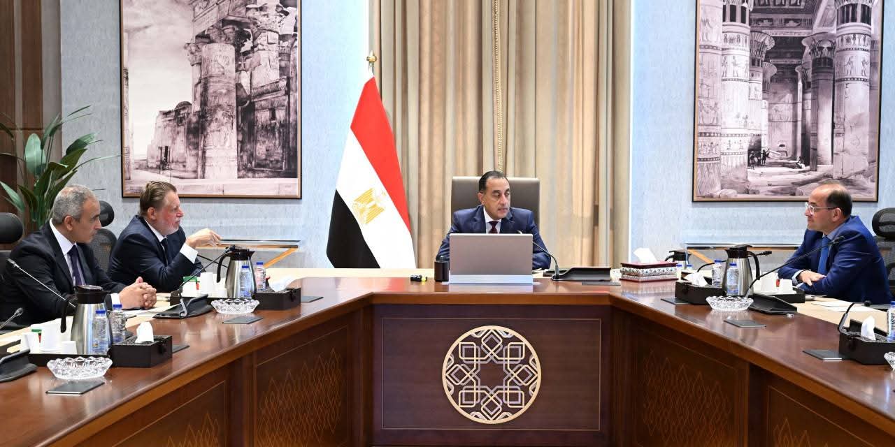 رئيس الوزراء يجتمع مع محافظ البنك المركزي ووزير المالية لاستعراض عددٍ من الملفات