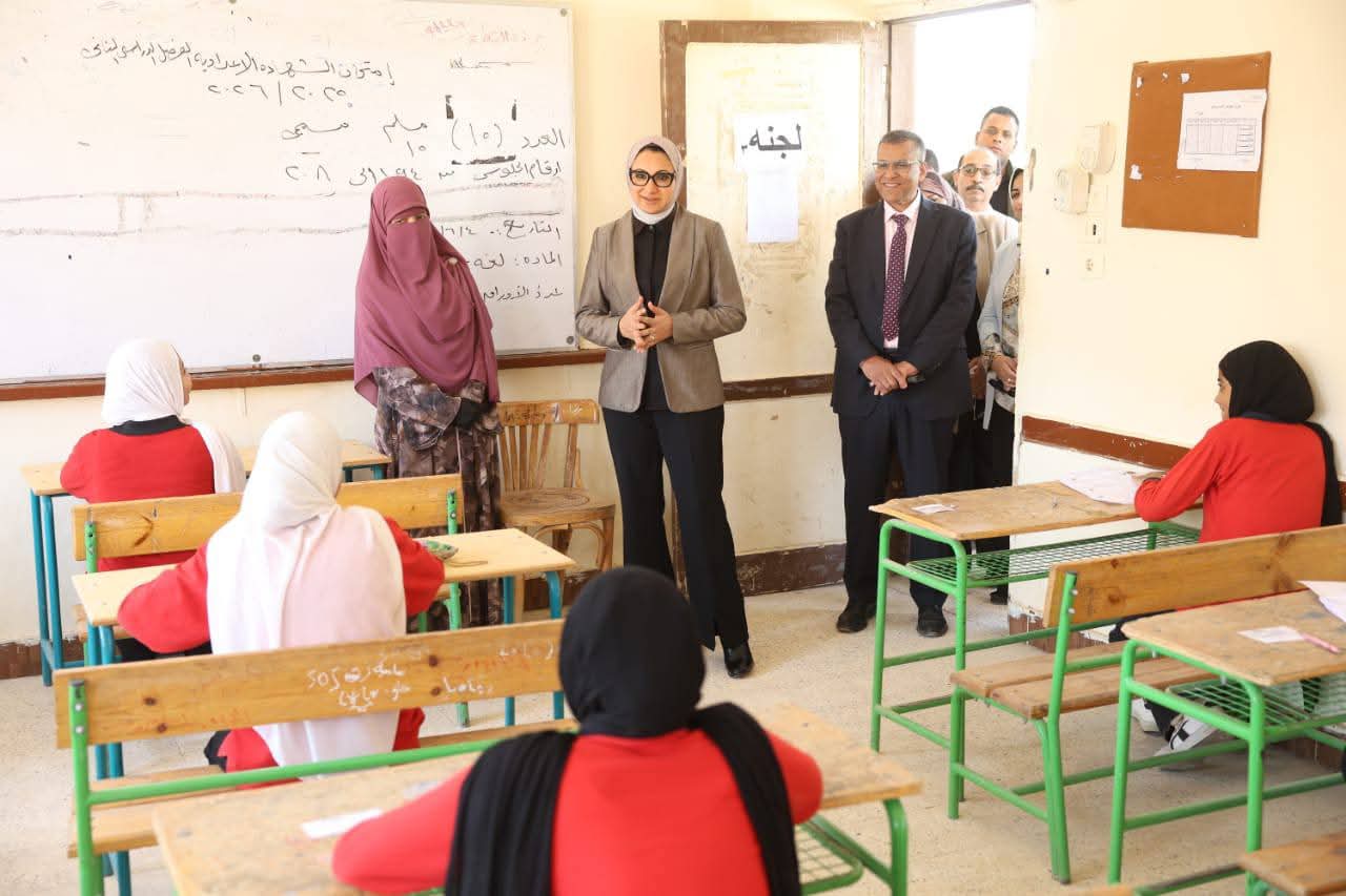 يؤديها 5568 طالباً وطالبة.. محافظ الوادي الجديد تتابع انطلاق امتحانات الشهادة الإعدادية