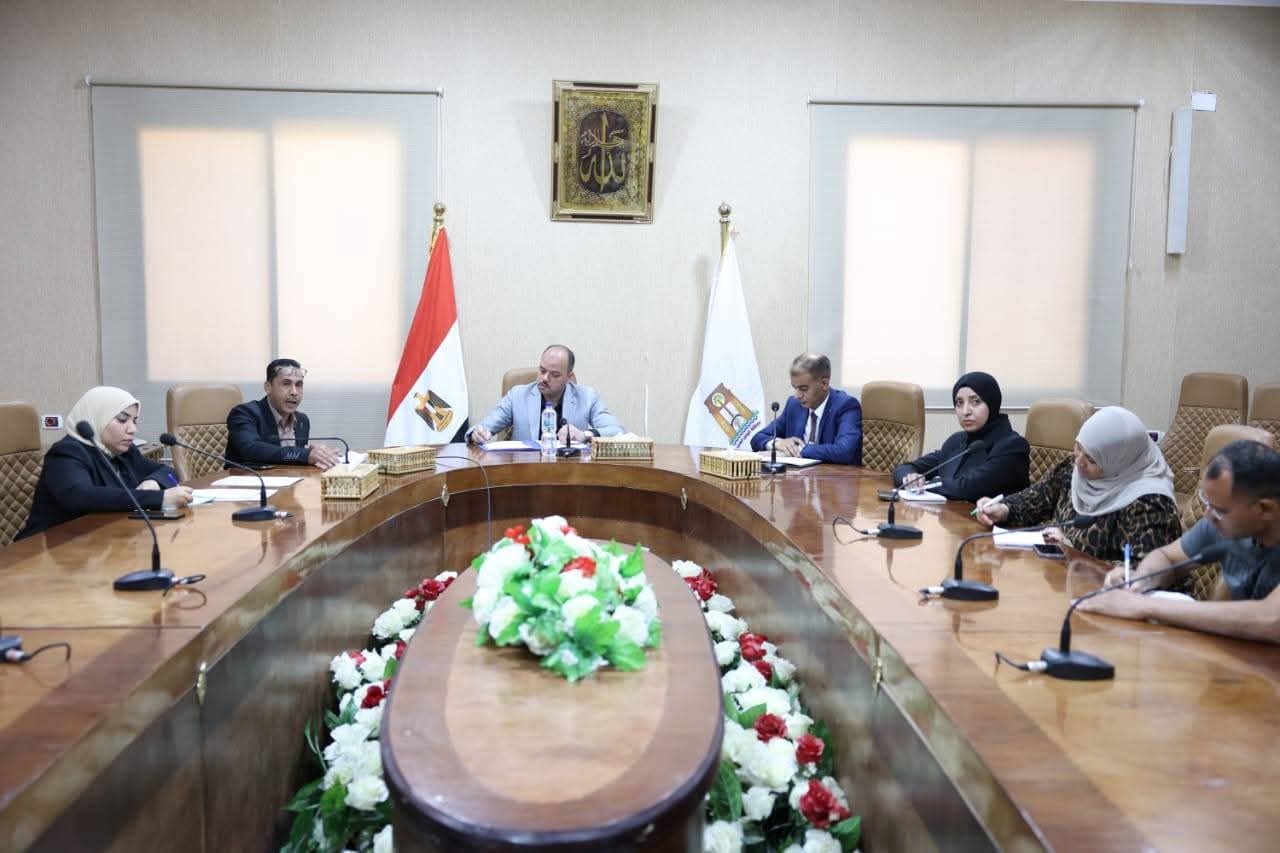 نائب محافظ الوادي الجديد يعقد اجتماعاً لمتابعة مبادرة "مشروعك"