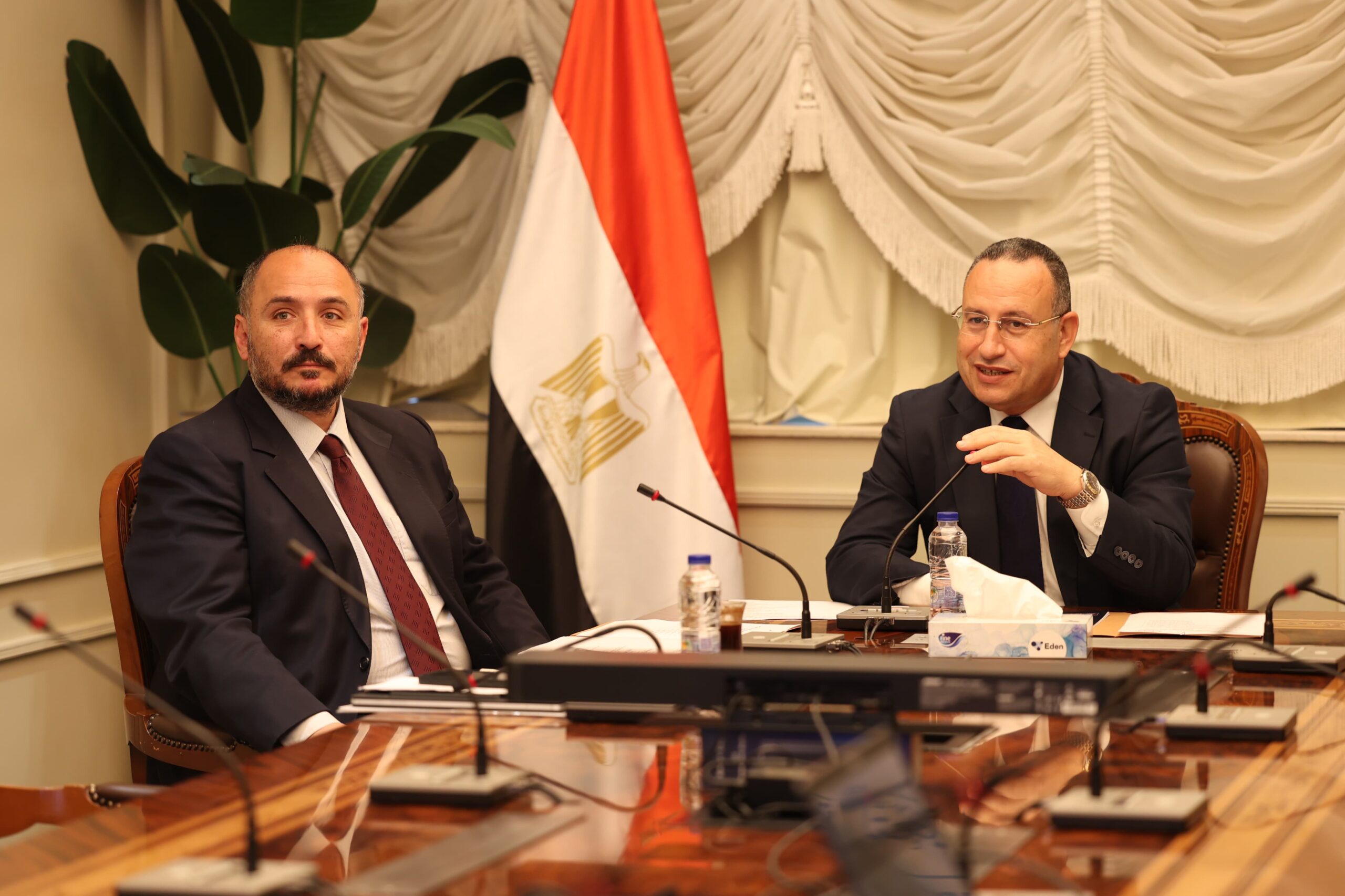 قنصوة يعقد اجتماعًا لتكثيف إطلاق القوافل المتكاملة داخل وخارج مصر