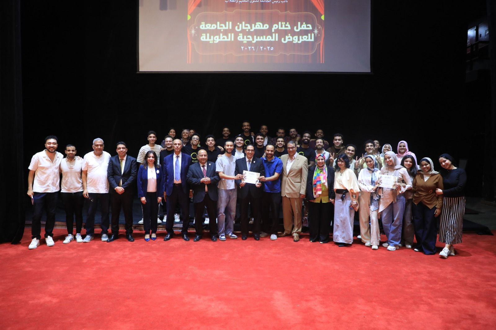 رئيس جامعة القاهرة يكرم الفائزين في مهرجان العروض المسرحية الطويلة