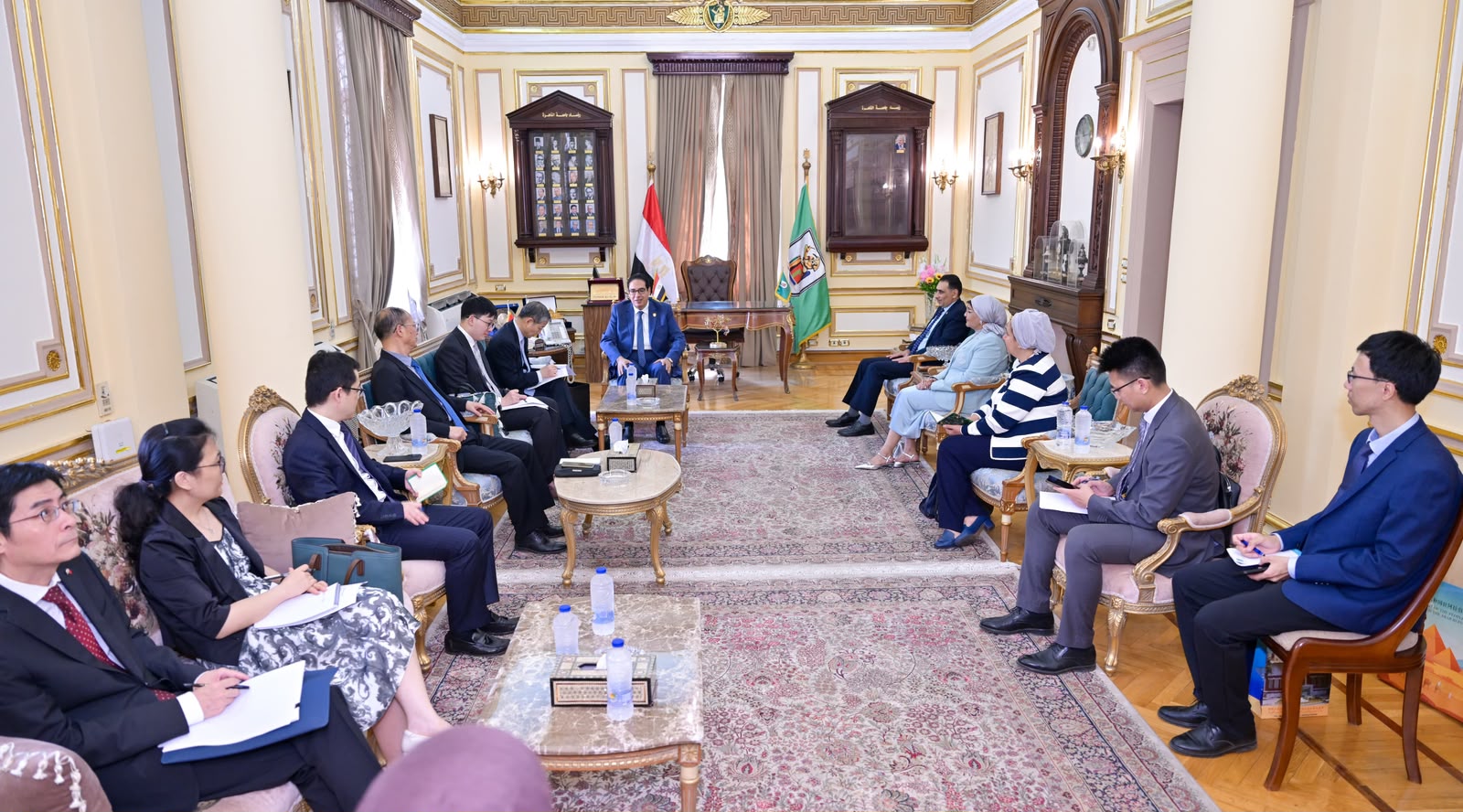 رئيس جامعة القاهرة يبحث مع السفير الصيني بالقاهرة الشراكات مع المؤسسات التعليمية الصينية