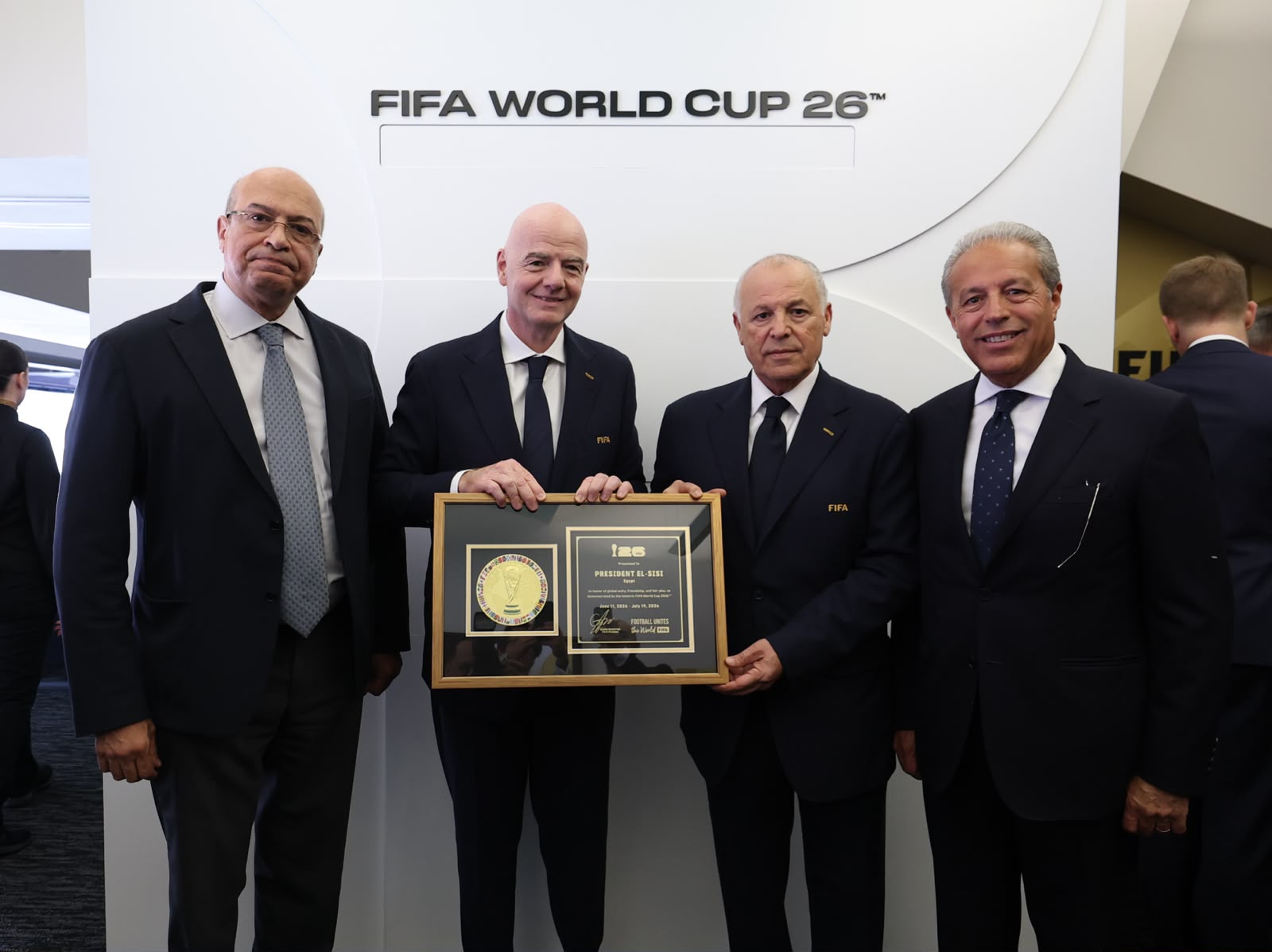 إنفانتينو يهدى أبو ريدة تذكار كأس العالم بإسم الرئيس السيسى على هامش مباراة مصر وبلجيكا