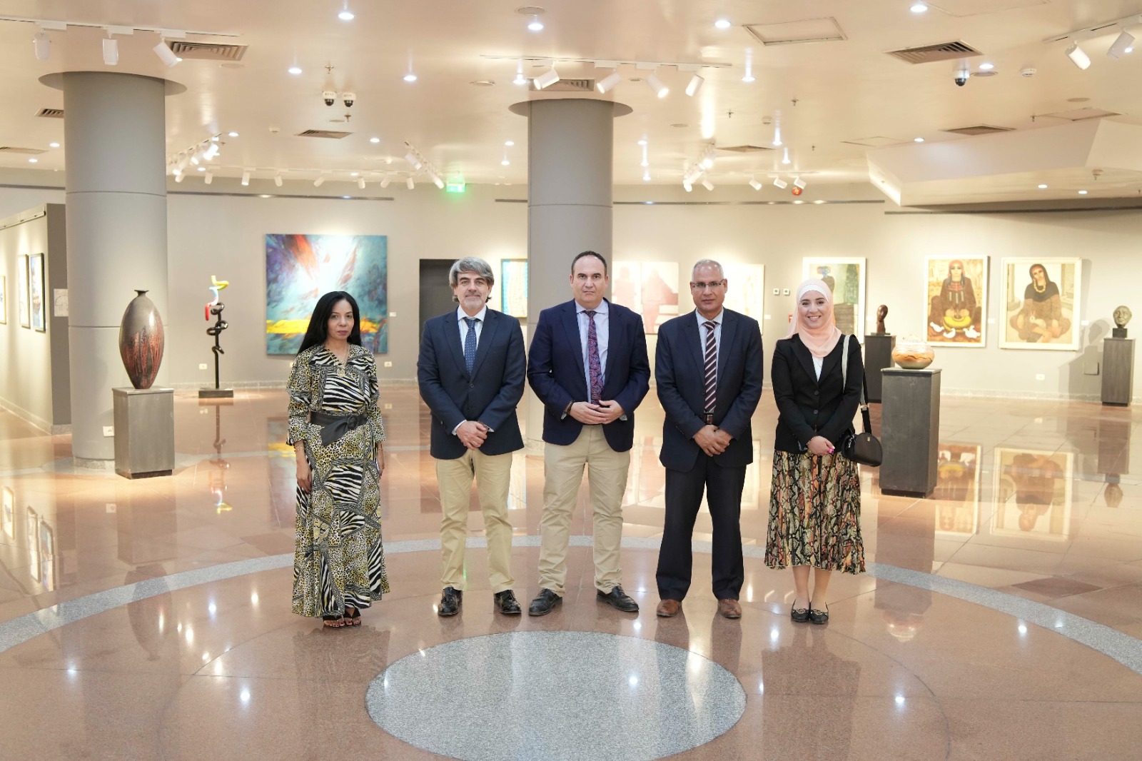 وفد جامعة قرطبة الإسبانية يشيد بمجمع الفنون والثقافة بجامعة العاصمة