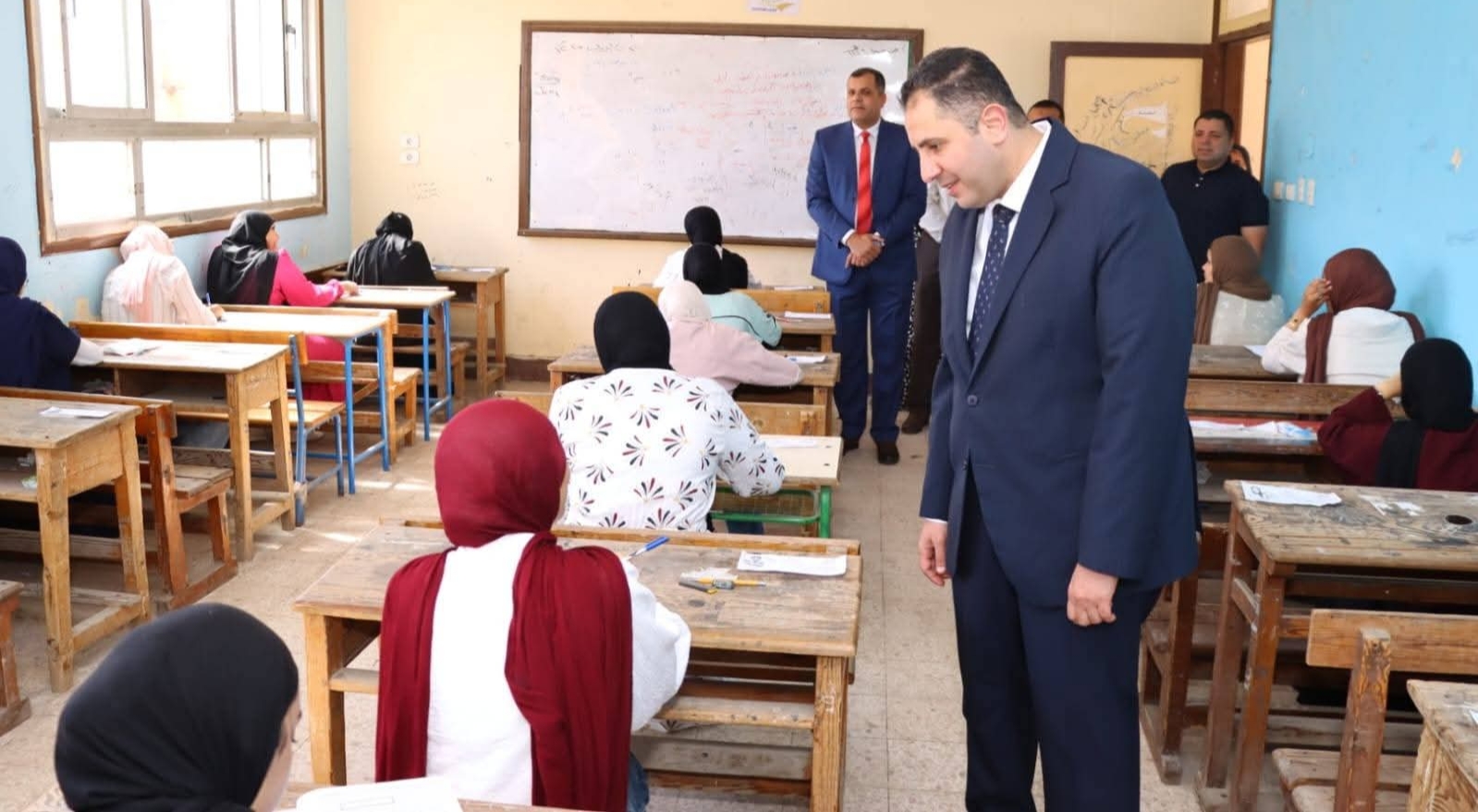 محافظ دمياط يتفقد عدداً من لجان امتحانات الشهادة الإعدادية