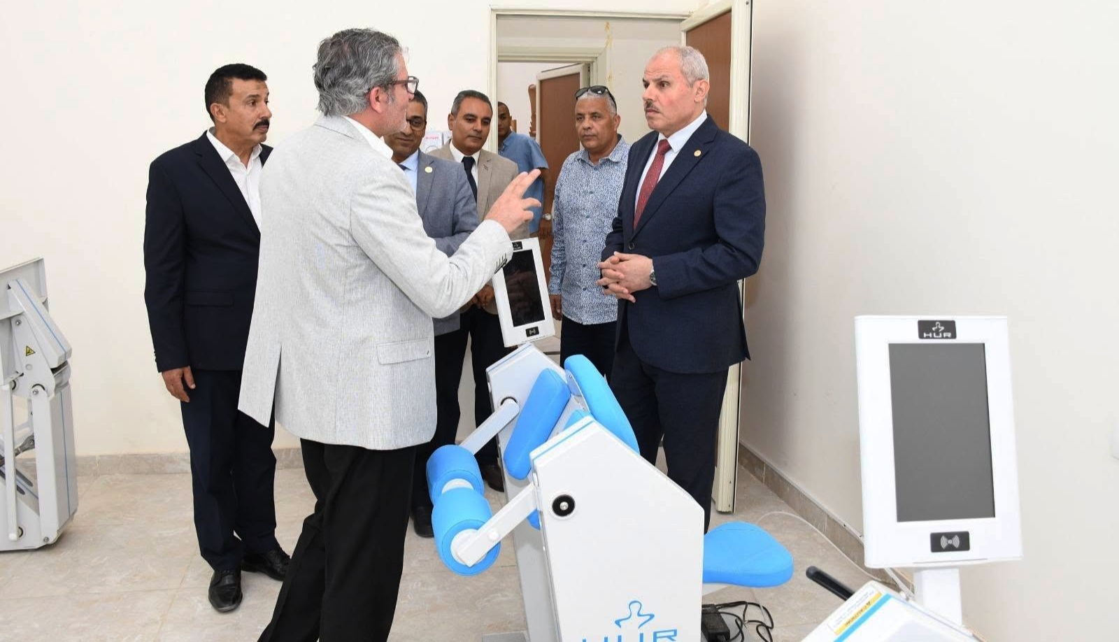 رئيس جامعة قناة السويس يتفقد عيادات العلاج الطبيعي