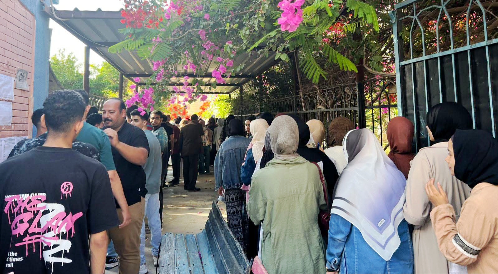توافد طلاب الثانوية العامة على اللجان وسط إجراءات تنظيمية مشددة بالإسكندرية