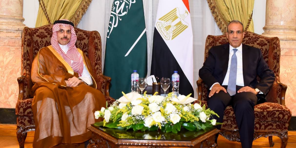 وزير الخارجية يبحث مع نظيره السعودي سبل تعزيز العلاقات الثنائية والتطورات الإقليمية