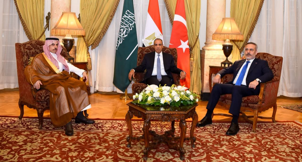 وزير الخارجية يعقد لقاءً ثلاثياً مع نظيريه السعودي والتركي لبحث التطورات الإقليمية