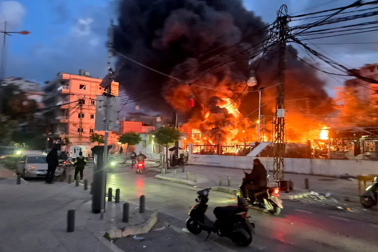انفجارات عنيفة تهز مدينة صور جنوبي لبنان جراء الغارات الإسرائيلية المكثفة