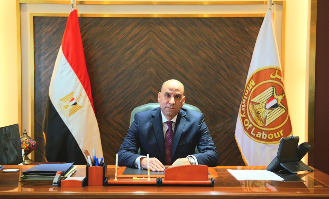 بعد مصرع عاملين وإصابة 20.. وزير العمل يوجه بصرف إعانات عاجلة للمستحقين بحادث العلمين
