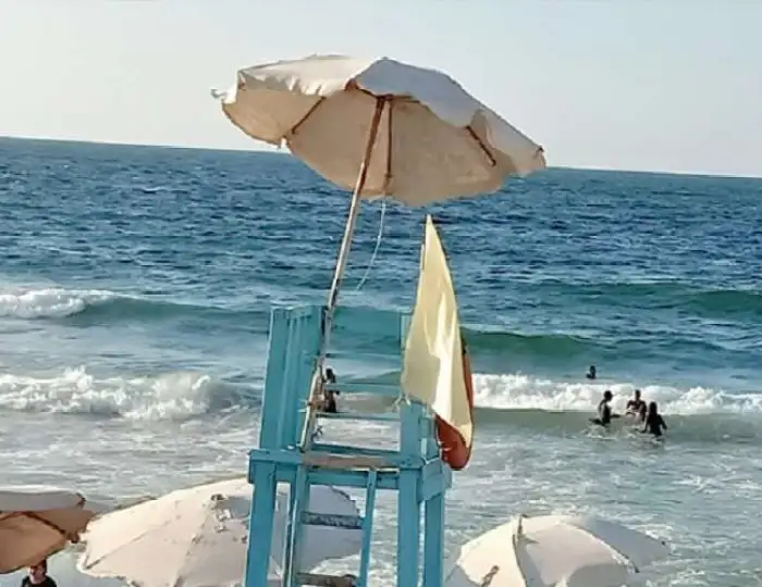 زحام كامل على شواطئ شرق الإسكندرية.. والمحافظة تحذر من السباحة في هذه المناطق
