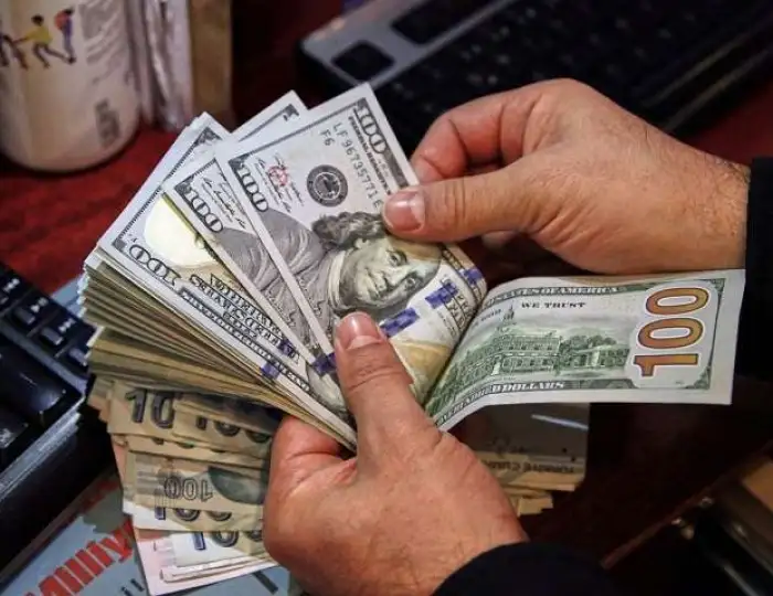 خبير مصرفي: تحويلات المصريين بالخارج تمثل العمود الفقري لمصادر النقد الأجنبي