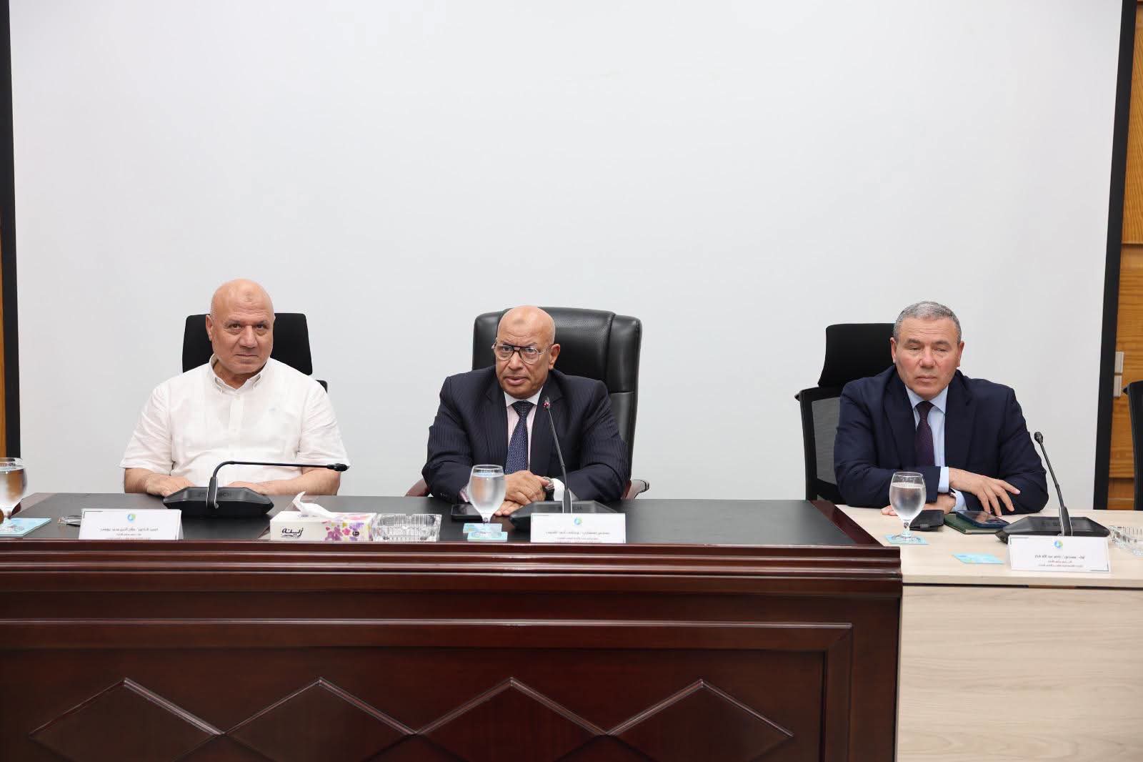 خلال لقائه بالعاملين .. رئيس القابضة للمياه يؤكد أن حقوق العاملين أولوية ونعمل جميعًا بروح الفريق