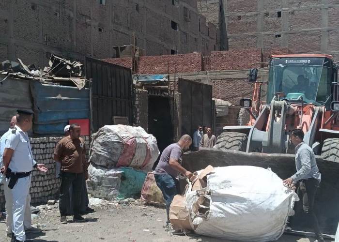إزالة مخازن فرز وخردة مخالفة بالعمرانية والتحفظ على 8 مركبات ومعدات تشغيل