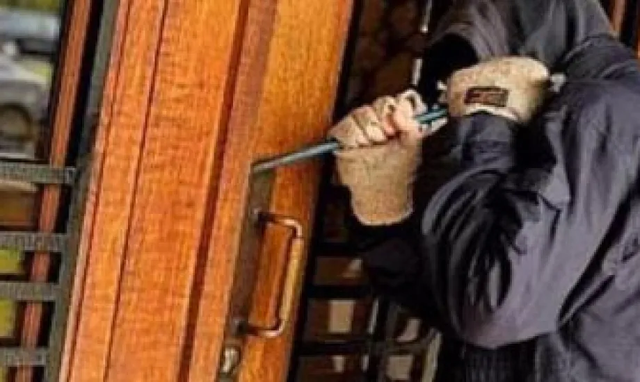 حبس عاطل سرق مشغولات ذهبية وأموالًا من شقة طبيبة بالصف