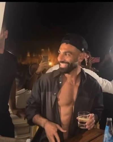 "بسبب كواليس العلمين.. كيف تحول كوب محمد صلاح إلى دليل طبي للمياه الفوارة؟