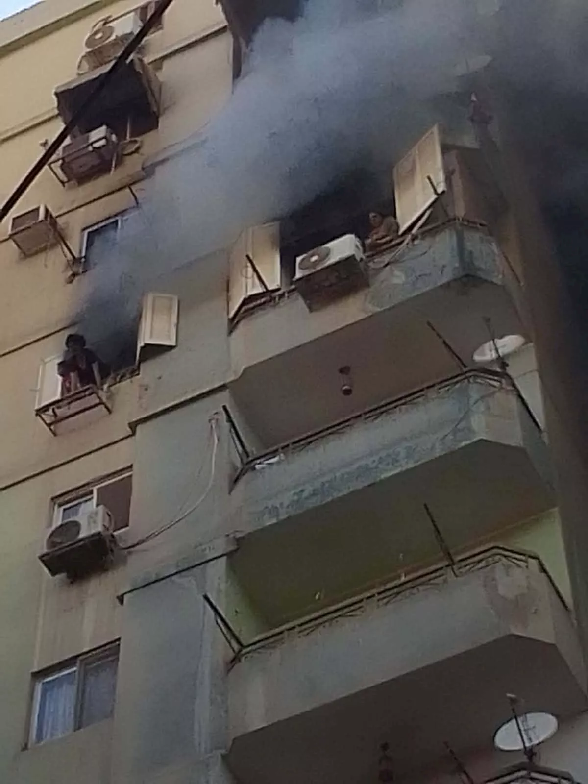 "الحقونا واطلبوا المطافي".. الموت قفزاً وتحت الرماد ينهي حياة أم وأطفالها بالعمرانية
