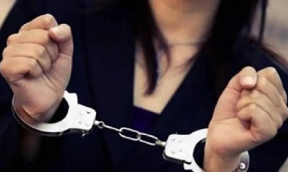الرقص بالأسلحة البيضاء من أجل المشاهدات.. ضبط فتاة ظهرت في فيديو بالبحيرة