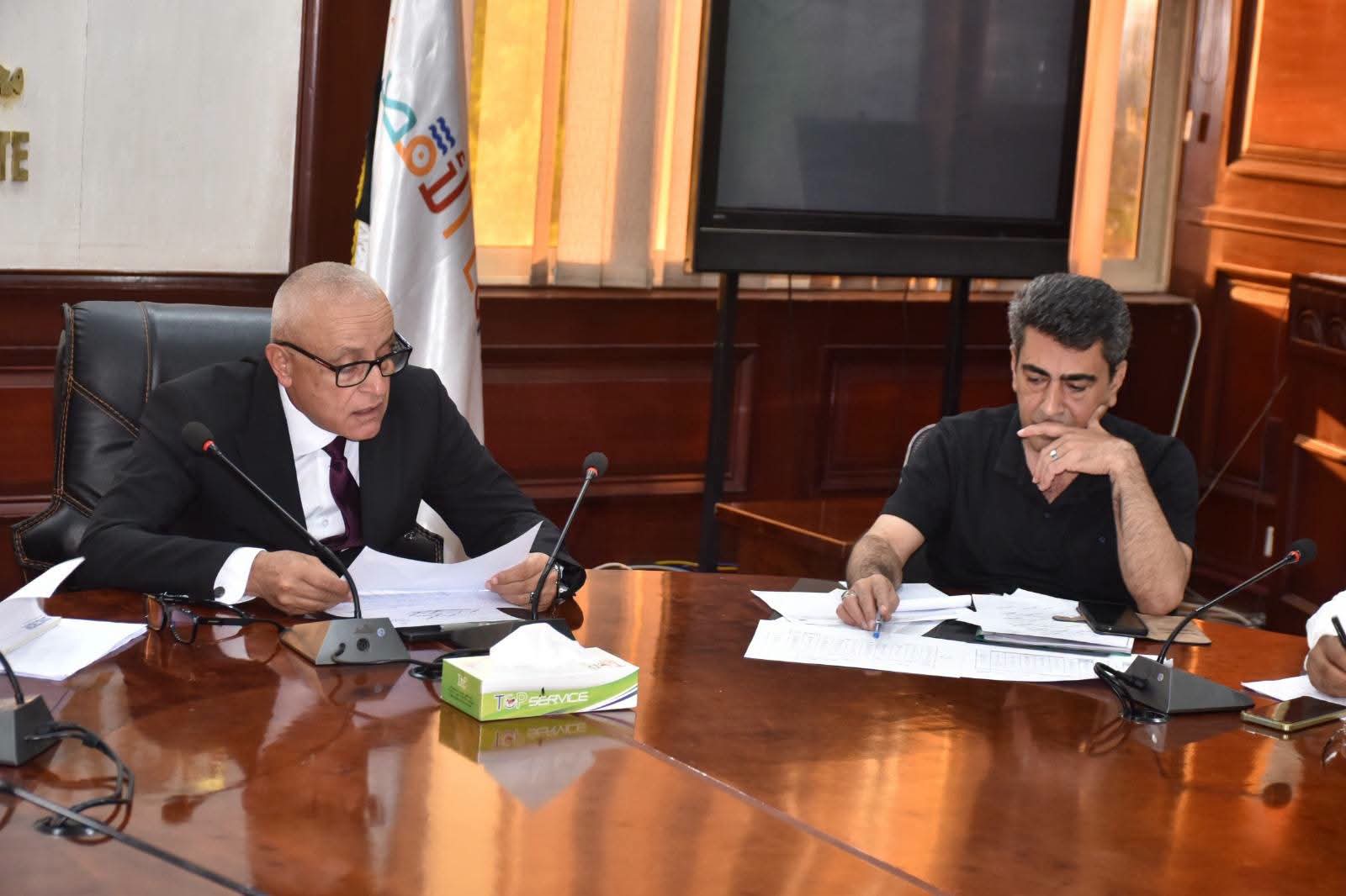 محافظ الأقصر يتابع منظومة تقنين أراضي الدولة ويوجه بسرعة إنهاء الملفات المتبقية