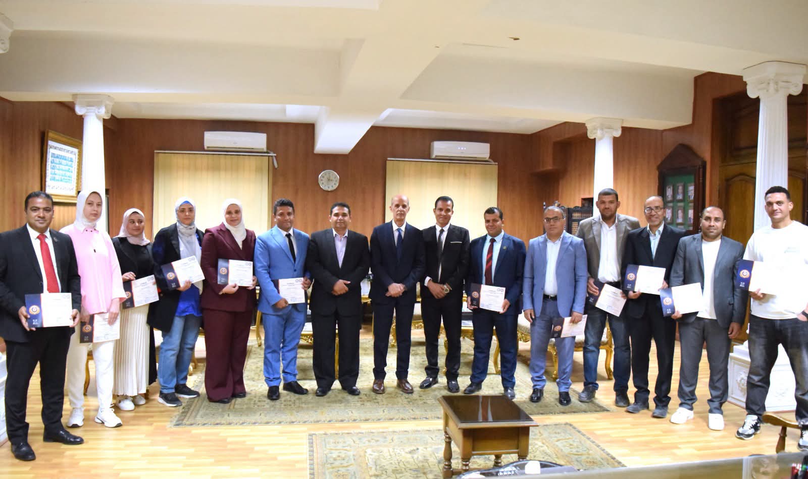 رئيس جامعة بني سويف يسلم شهادات إتمام دورة إعداد المدربين المعتمدين