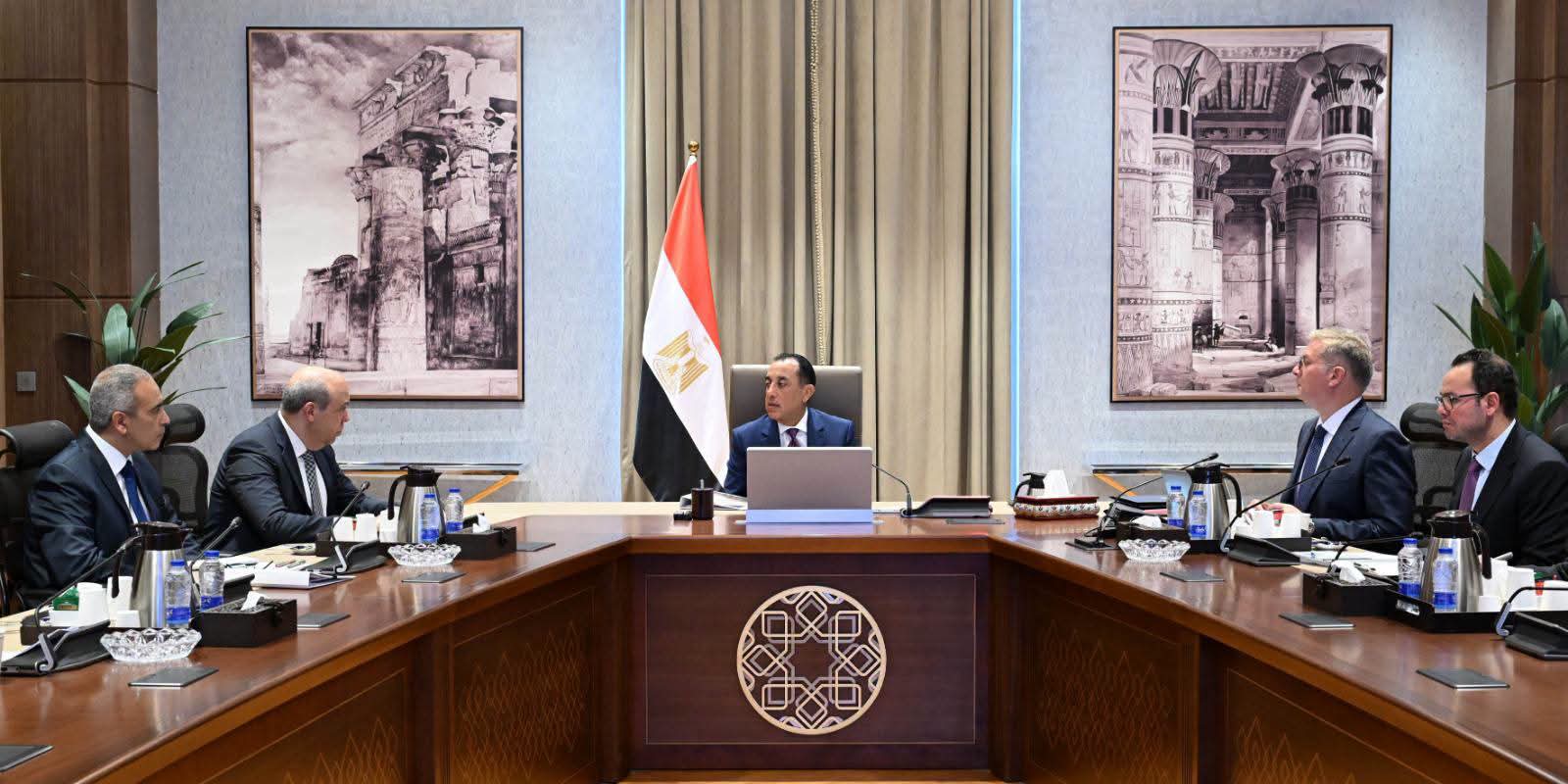 رئيس الوزراء يتابع عدداً من ملفات العمل المشتركة بين وزارتي الطيران المدني والبترول