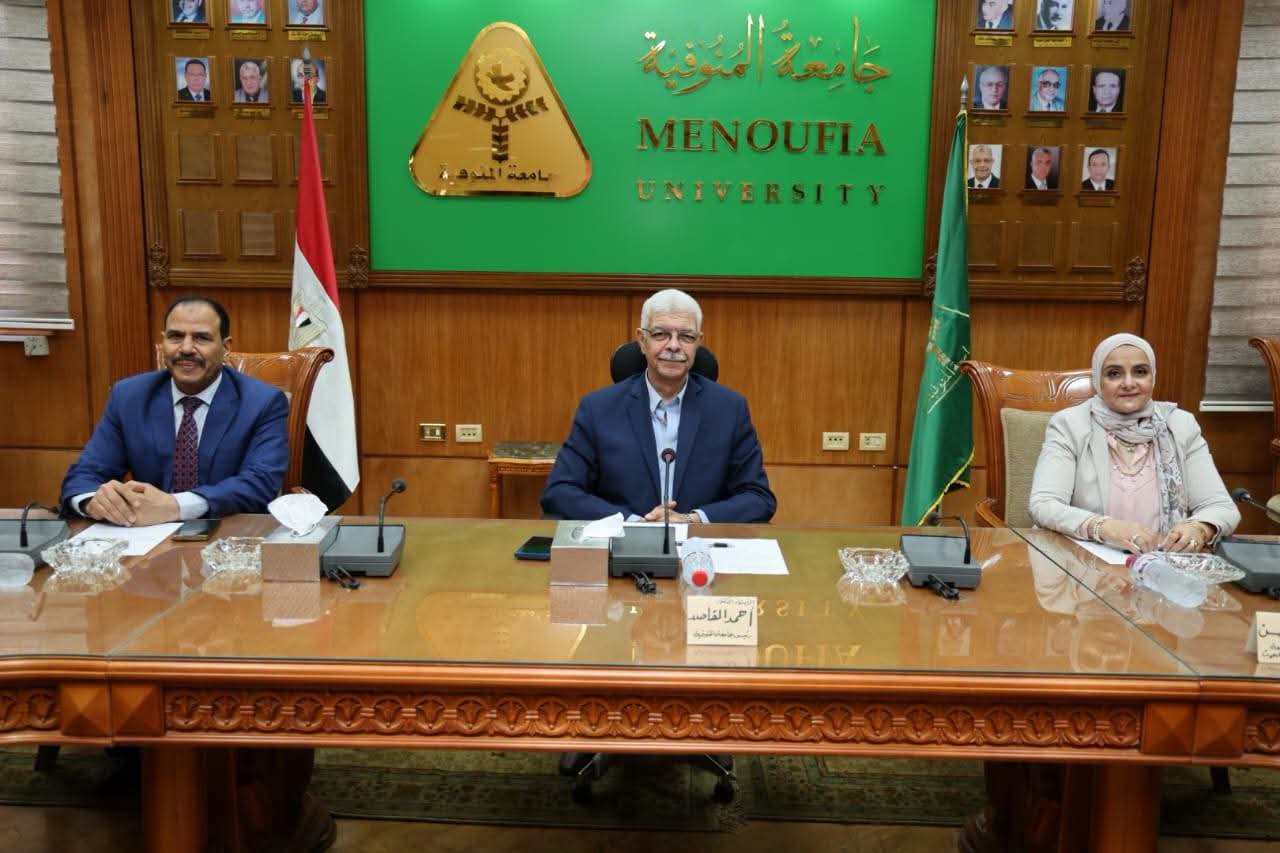 رئيس جامعة المنوفية يتابع مشروعات التحول الرقمي