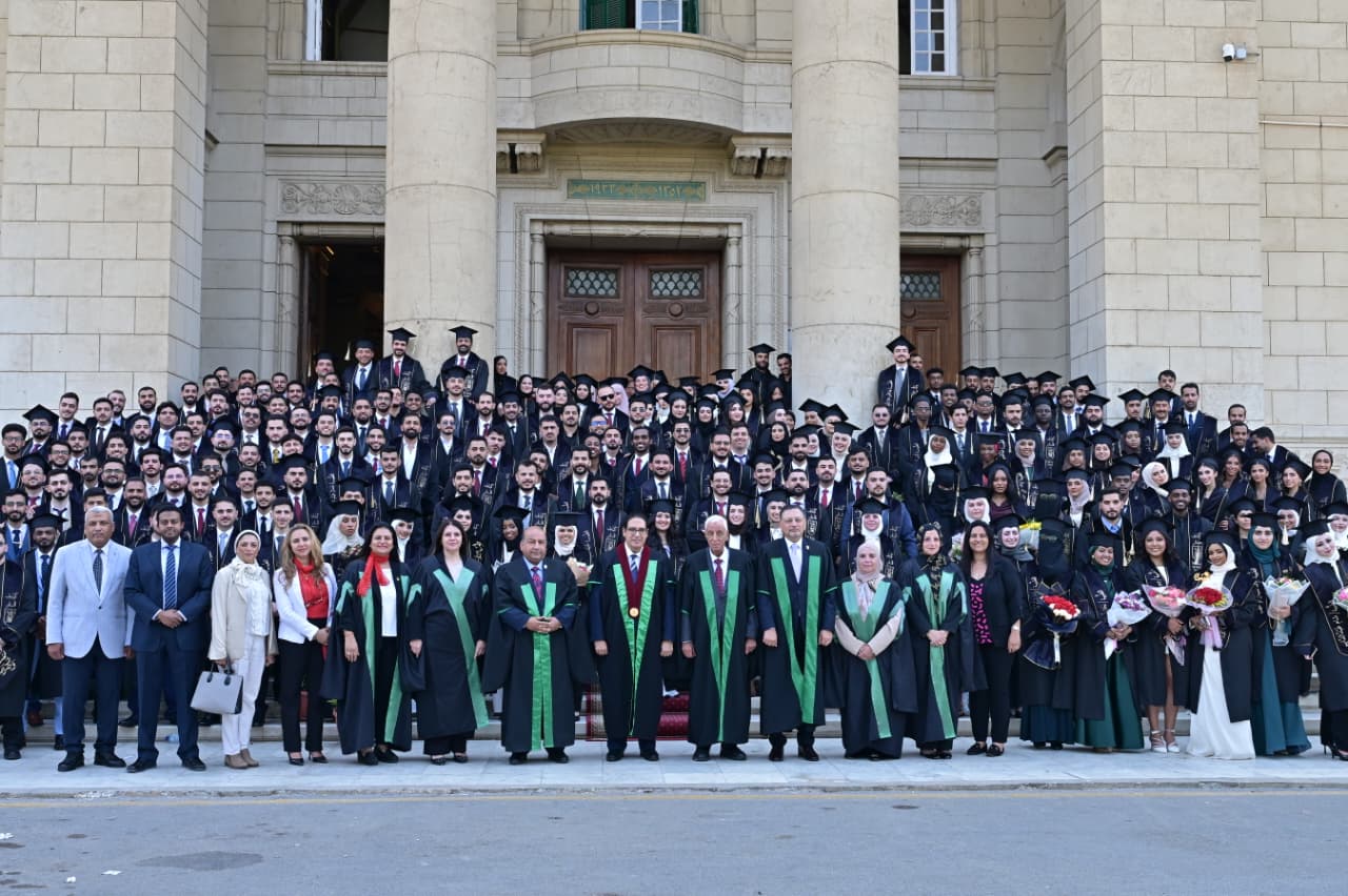 جامعة القاهرة تحتفي بتخريج الدفعة 98 من الطلاب الوافدين بكلية طب الأسنان
