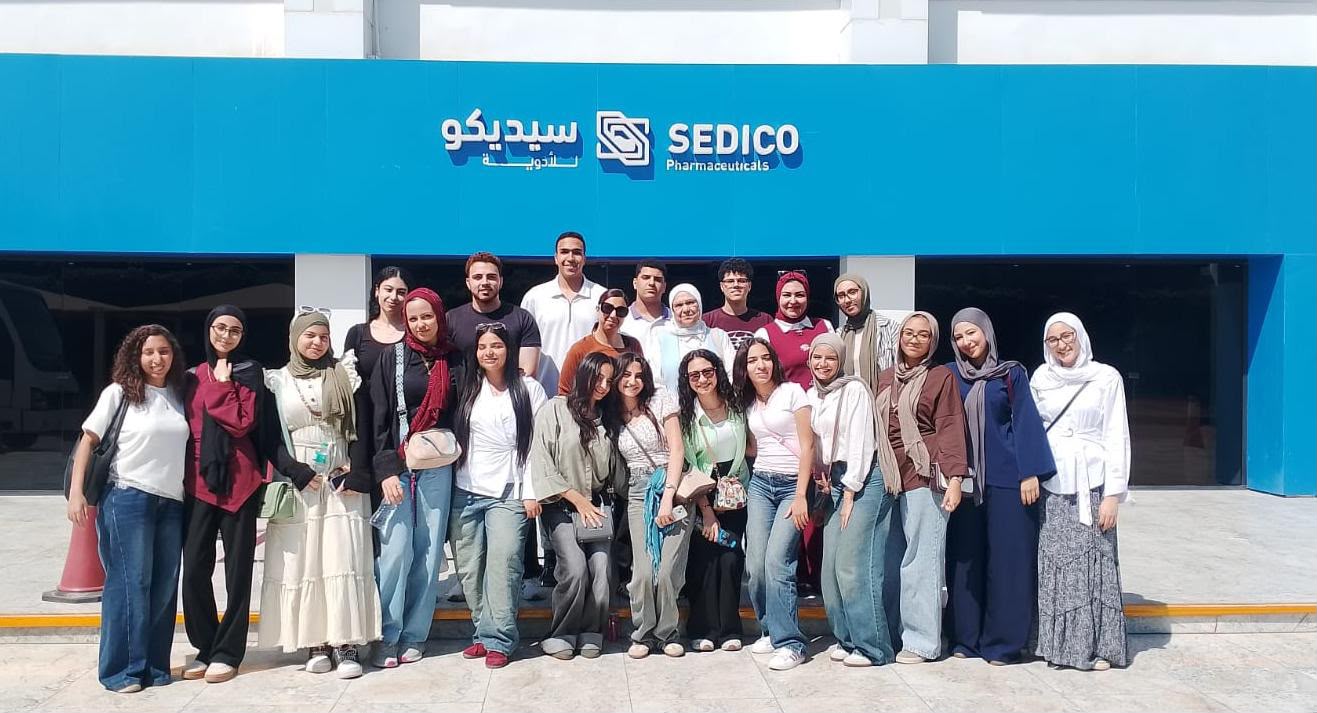 طلاب صيدلة القاهرة الإكلينيكية الدولية يطلعون على أحدث تقنيات تصنيع الدواء داخل «سيديكو»