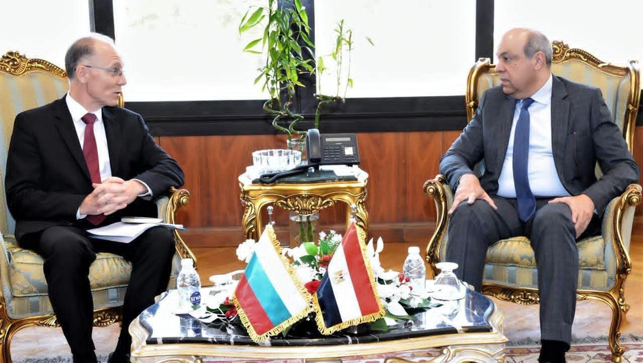 وزير الطيران المدني يستقبل سفير بلغاريا لبحث سبل التعاون المشترك