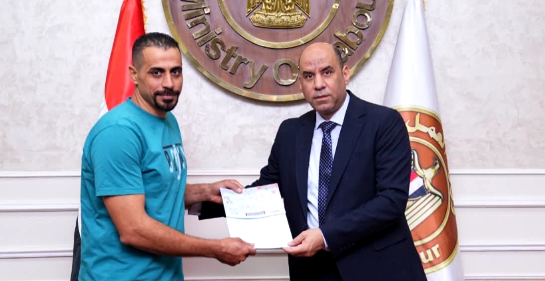 وزير العمل يسلم عقود عمل جديدة للمصريين في لبنان
