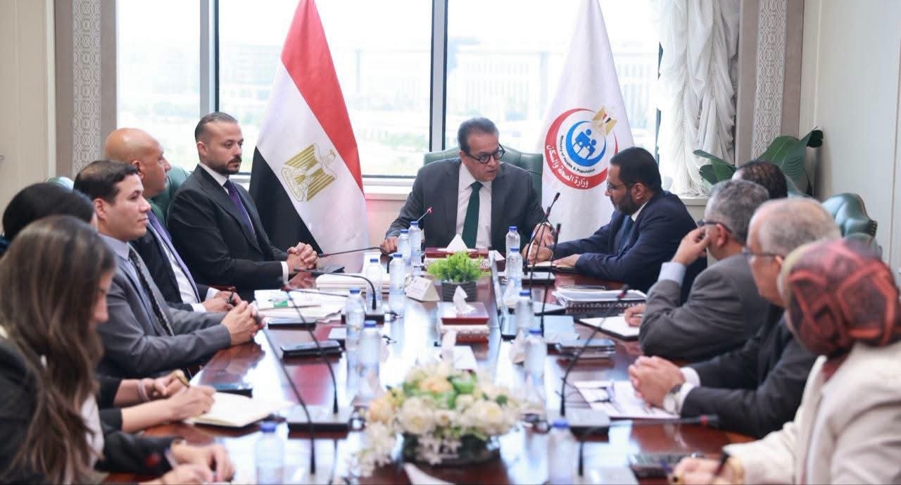 وزير الصحة يبحث مع مؤسسة الجارحي تعزيز التعاون لدعم القطاع الصحي